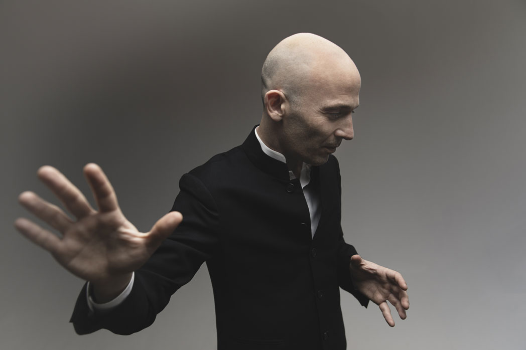 Portrait von Ariel Zuckermann mit ausgestrckter Hand