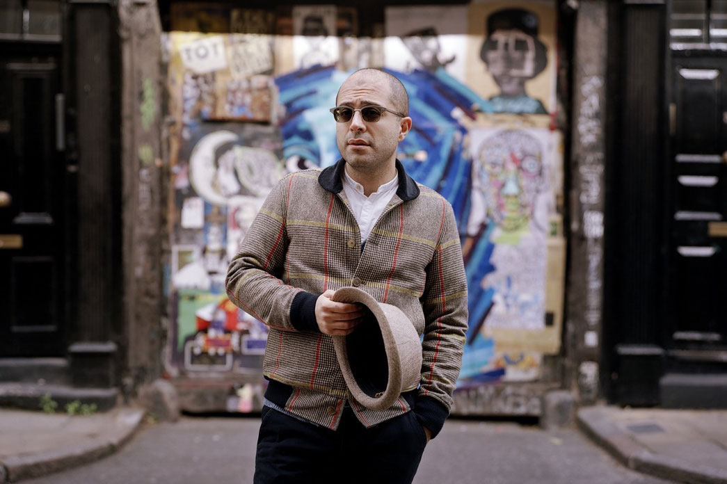 Portrait Mahan Esfahani mit einem Hut in der Hand